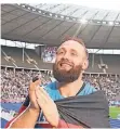  ?? FOTO: DPA ?? Robert Harting jubelt mit Flagge im Olympiasta­dion.
