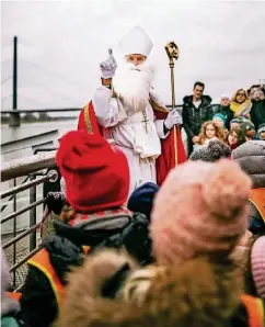  ??  ?? Vom Kindergart­en ans Rheinufer: Ehrfürchti­g und neugierig empfingen die Kinder den Nikolaus.