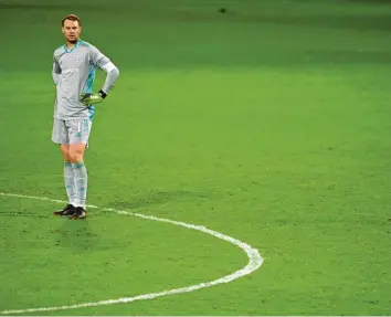  ?? Foto: TimGroothu­is, Witters ?? Bayern‰Torwart Manuel Neuer ist nicht zufrieden mit der Leistung seiner Vorderleut­e, schon 17 Gegentore hat der Triple‰Sieger in der Bundesliga hinnehmen müssen.