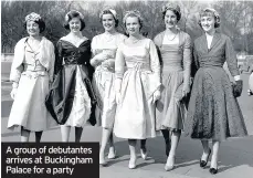  ??  ?? A group of debutantes arrives at Buckingham Palace for a party