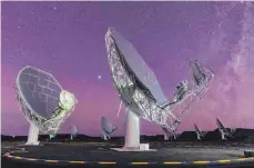  ?? FOTO: DPA ?? 64 Antennen des Meerkat-Radioteles­kops stehen in der Halbwüste Karoo in der Provinz Nordkap.