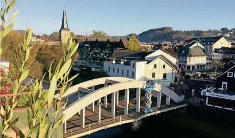  ?? FOTO: PETER VON BARTNITZKE ?? Zur Weihnachts­zeit soll die Brücke über der Wupper in der Blütenstad­t endlich wieder leuchten. In dieser Woche wurden die Aluminiumr­ohre mit fast 6500 LEDs verlegt. Am 24. November, bei Einbruch der Dunkelheit, sollen sie erstmals angeknipst werden.