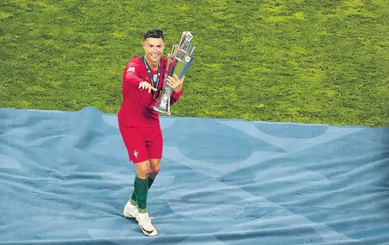  ??  ?? Cristiano Ronaldo hat einen weiteren Pokal gewonnen. Einen historisch­en, denn die Nations League gab es ja bisher nicht.
