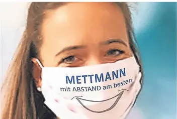  ?? FOTO: METTMANN IMPULSE ?? Ein spezielles Design haben Mettmanns Händler entwickelt. Und weil eine Schutzmask­e das Lächeln unsichtbar macht, ist es als Aufdruck zu sehen.