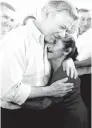  ??  ?? El presidente Santos abraza a un adulto mayor.