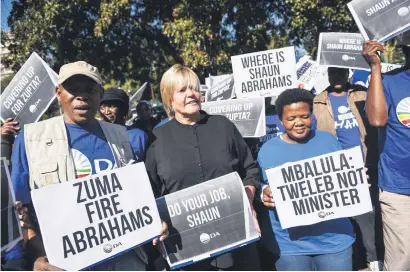  ?? Picture: Jacques Nelles ?? DEMANDS. Glynnis Breytenbac­h, centre, and DA members at the NPA offices in Pretoria yesterday.