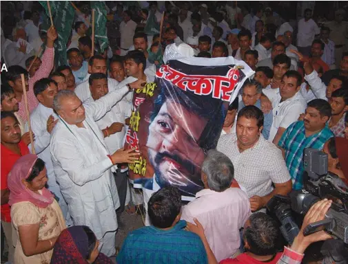  ??  ?? ( ABOVE) INLD WORKERS BURN AN EFFIGY OF GOPALKANDA;
( BELOW) THE MDLR AIRLINES OFFICE IN GURGAON