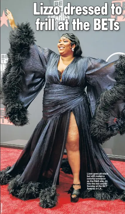  ?? ?? Lizzo goes all-black but still makes a colorful entrance as the R&B star, 34, hits the red carpet Sunday at the BET Awards in LA.