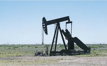  ??  ?? REFERENCIA. Pozo petroleros en Texas, Estados Unidos.