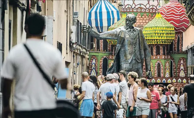  ?? DAVID AIROB ?? La plaza Roja de Moscú. La calle Progrés, con la escultura de tamaño soviético de Lenin y las cúpulas de cartón de la catedral de san Basilio