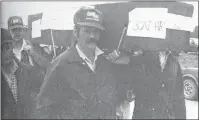  ?? NORTHERN PEN FILE PHOTO ?? At a St. Anthony protest on June 16, 1992, Dan Reardon (front) was among the demonstrat­ors who carried caskets symbolizin­g the death of the fishery.