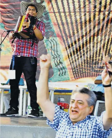  ?? CORTESÍA EDH PRENSA ?? Jorge Oñate respaldand­o a Fernando Rangel en el Festival Vallenato 2012.