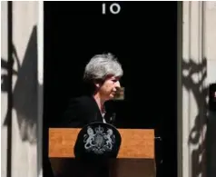  ??  ?? Theresa May utenfor statsminis­terboligen Downing Street nummer 10.