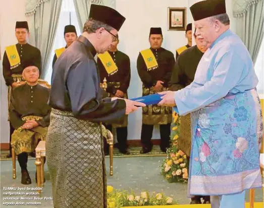  ??  ?? TUANKU Syed Sirajuddin menyerahka­n watikah pelantikan Menteri Besar Perlis kepada Azlan, semalam.