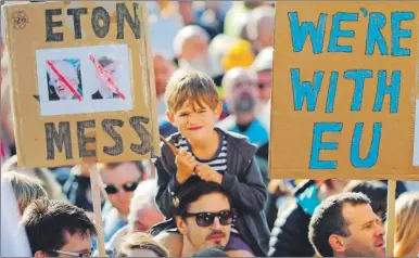  ??  ?? Un niño, en hombros de su padre, participa en la manifestac­ión en la que los ingleses solicitan una segunda consulta popular sobre el Brexit