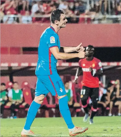  ?? FOTO: EFE ?? Kike García levanta el pulgar durante el partido del Eibar en Mallorca. El conquense ha empezado por delante en la pelea