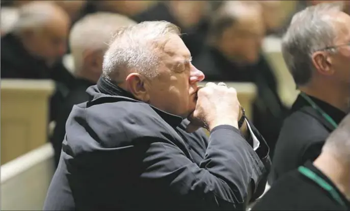  ?? CNS ?? El arzobispo de Miami, Thomas G. Wenki, en oración junto a otros obispos de Estados Unidos, durante la celebració­n de un retiro del 2 al 8 de enero, en el seminario Mundelein (Illinois)