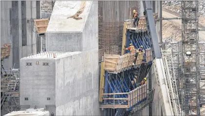  ?? CP FILE PHOTO ?? Workers are scene during concrete forming work on the spillway Muskrat Falls in a July 2015 photo.