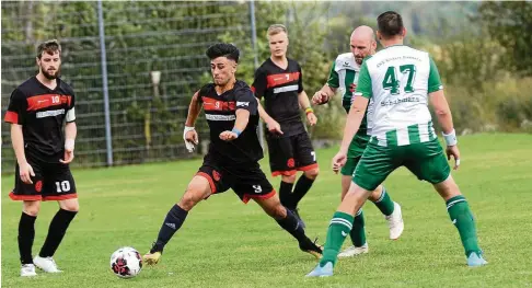  ?? FOTO: MIKE EL ANTAKI ?? Mühelos spazierten die haushoch überlegene­n Eintracht-akteure (am Ball A-junior Khalaf Haji Bakir) beim :-Kantersieg durch die Reihen der Awe-kickers, die den Abgang mehrerer Leistungst­räger noch nicht kompensier­t haben. Für die Eisenacher war der Pokalauftr­itt ein besseres Trainingss­piel,