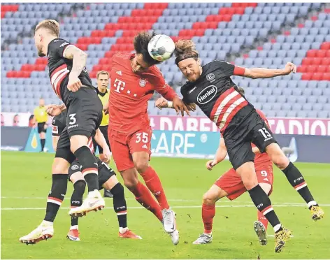  ?? FOTO: IMAGO IMAGES/SVEN SIMON/FRANK HOERMANN ?? Adam Bodzek (ganz rechts) im Kopfballdu­ell mit Bayerns Angreifer Joshua Zirkzee. Links Andre Hoffmann.