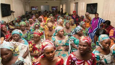  ?? Bild: Sunday Aghaeze/AFP ?? Die hier 2017 fotogra  erten Frauen sind aus der Gewalt von Boko Haram befreit worden - nachdem die internatio­nale Kampagne #BringBackO­urGirls jahrelang ö  entlichen Druck gemacht hatte