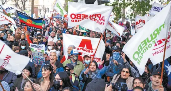  ?? ADRIANA THOMASA/EFE ?? Decenas de personas acuden al cierre de la campaña para el nuevo código en la Plaza Victoria de Valparaíso.