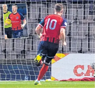  ??  ?? TRUE GRIT: Shane Sutherland pulls a goal back to make it 3-2 before, inset, grabbing