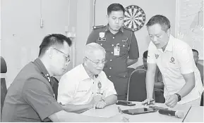  ?? ?? TAKLIMAT RINGKAS: Mohd Chee diberikan taklimat ringkas berkaitan dengan pembinaan balai bomba di Kabong semasa lawatan Tiong (kiri) kelmarin.