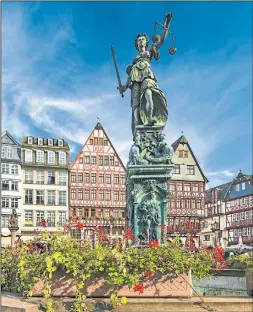 ??  ?? PLAZA RÖMERBERG. Desde el siglo XII, es el ícono de la ciudad vieja y recibe su nombre del Ayuntamien­to (Römer). La Feria de Libros, entre otros eventos, aún se hace en este lugar.