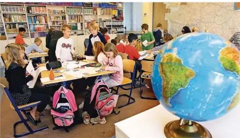  ?? FOTO: BODO MARKS/DPA ?? In Ballungsge­bieten wie Frankfurt, München, Berlin oder – wie hier auf dem Foto – Hamburg gibt es längst internatio­nale Schulen. Erste Unterricht­ssprache ist dort Englisch. Die Eltern müssen für den Schulbesuc­h ihrer Kinder aber tief in die Tasche...