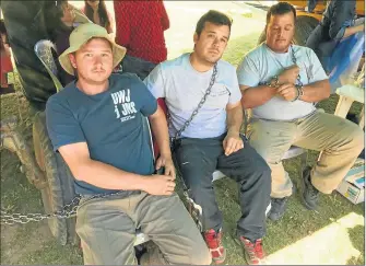  ??  ?? EN EL TERRENO. Los hermanos Enzo y Alejandro Dalmasso se encadenaro­n en Córdoba y convocaron al tractorazo del viernes. Román Gutiérrez, sojero de Pergamino, movilizó