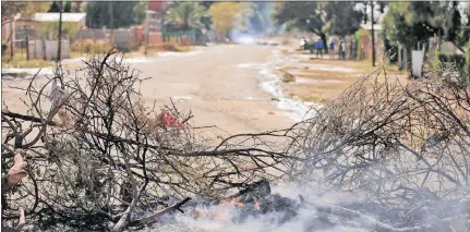  ??  ?? BURNING ISSUES: Florianvil­le residents took to the streets yesterday out of frustratio­n after “false promises” by the municipali­ty to repair leaking water pipes. Pictures: