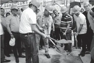  ??  ?? LUCENA UNDERPASS
Public Works Secretary Mark Villar (center) with (from left) Lucena City Mayor Roderick Alcala, Quezon 2nd District Rep. Vicente Alcala and DPWH Under Secretary Samson Hebra led the ceremonial cement pouring for the P230 million...