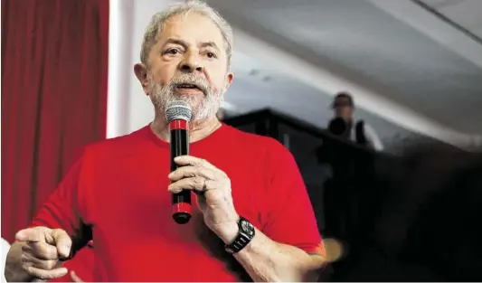  ?? BILD: SN/AFP/M. SCHINCARIO­L ?? Lula da Silva will wieder Präsident Brasiliens werden. Dieses Vorhaben gibt er trotz Verurteilu­ng nicht auf.