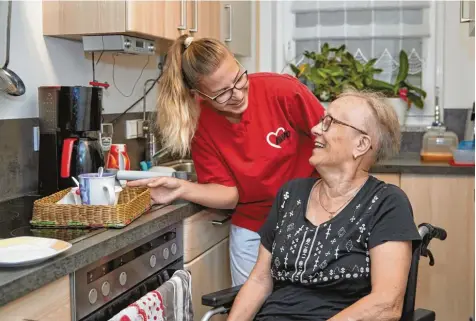  ?? Foto: Klaus Rainer Krieger ?? Christina Gastl ist Fachpflege­kraft, ihr Beruf macht ihr großen Spaß. Der Personalma­ngel in ihrer Branche macht auch der Pflegerin manchmal zu schaffen. Denn sie will Patienten wie Inge Gastl, die nicht mit ihr verwandt ist, auch mal bei kleinen Handgriffe­n helfen können und nicht nur von Kunde zu Kunde hetzen.