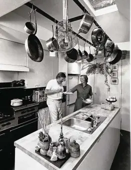  ?? Courtesy of Rachel Lee Hovnanian ?? This photograph of Lee with her husband, Edwy Lee, in the Houston kitchen she designed in the 1970s originally appeared in Sunset Magazine.