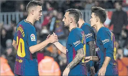  ?? FOTO: PERE PUNTÍÍ ?? Oriol Busquets felicita a Alcácer El centrocamp­ista cumplió su sueño de debutar ocho años después de ingresar en la cantera