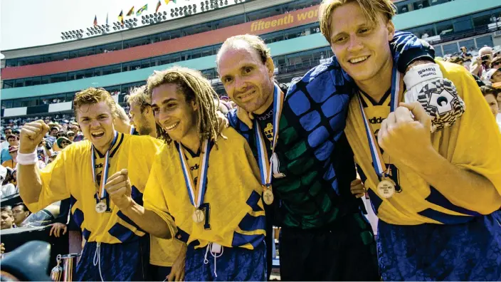  ?? Arkivbild: Jack Mikrut ?? Tomas Brolin, Henrik Larsson, Thomas Ravelli och Kenneth Andersson med bronsmedal­jerna runt halsen firar 4-0 segern i bronsmatch­en mot Bulgarien vid fotbolls-VM på Rose Bowl i Pasadena, USA, den 16 juni 1994.