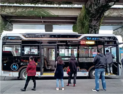  ?? ?? A hydrogenpo­wered bus in Chengdu, Sichuan Province