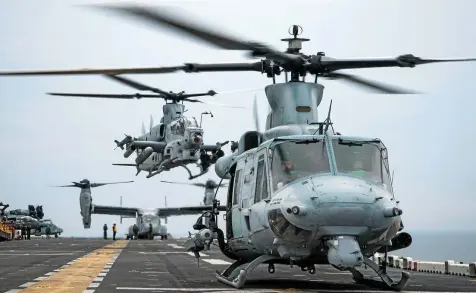  ?? JONATHAN NACKSTRAND / AFP ?? Nato zeigt Präsenz im Baltikum: Der Hubschraub­er UH-1Y Venom und der Angriffshe­likopter AH-1Z Viper landen bei einer Übung Anfang Juni auf dem Angriffssc­hiff USS „Kearsarge“(LHD-3).