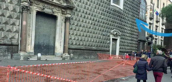  ??  ?? Ingresso vietato Transenne davanti alla chiesa del Gesù Nuovo; nel riquadro il vetro staccato