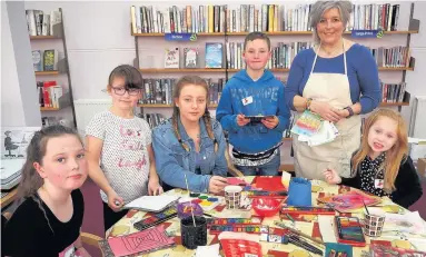  ??  ?? Getting creative Beth Duncan (9), Hannah Sloan (9), Katie Robertson (12), Myles Clapham (10) and Lana Roy (5) with artist Shirley McGregor at Coupar Angus Library