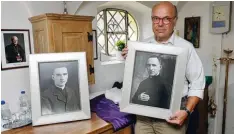  ??  ?? Kirchenpfl­eger Marius Langer zeigt die Bilder der Padres, die seliggespr­ochen wer den sollen: links der Widerstand­skämpfer Don Guiseppe Bernardi, rechts Don Mario Ghibaudo.