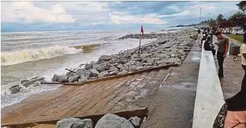  ?? NSTP PIC BY SHARIFAH MAHSINAH ABDULLAH ?? A red flag on the embankment of Pantai Cahaya Bulan near Kota Baru to warn visitors to not venture into the sea.