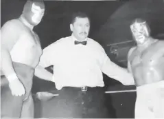  ??  ?? > Como réferi, hace algunos años, en el duelo de Blue Demon y El Santo en Los Mochis.