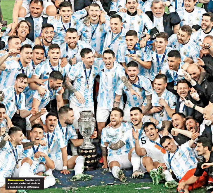  ??  ?? Campeones. Argentina volvió a saborear el sabor del triunfo en la Copa América en el Maracaná.