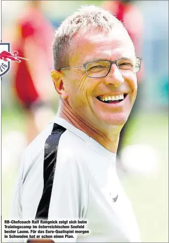  ??  ?? RB-Chefcoach Ralf Rangnick zeigt sich beim Trainingsc­amp im österreich­ischen Seefeld bester Laune. Für das Euro-Qualispiel morgen in Schweden hat er schon einen Plan.