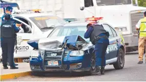  ??  ?? En la patrulla de la Policía Municipal de Irapuato una agente quedó lesionada.