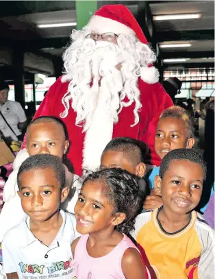  ?? Photo: Outrigger Fiji Beach Resort ?? Outrigger Fiji Beach Resort general manager Peter Hopgood dressed as Santa with children sharing the Christmas spirit in Sigatoka on December 22, 2017.