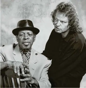  ?? Foto: Austin Trevett, NY ?? Brüder im Jazz-Geist: Saxofonist Ornette Coleman (links) und Pianist Joachim Kühn (1997).